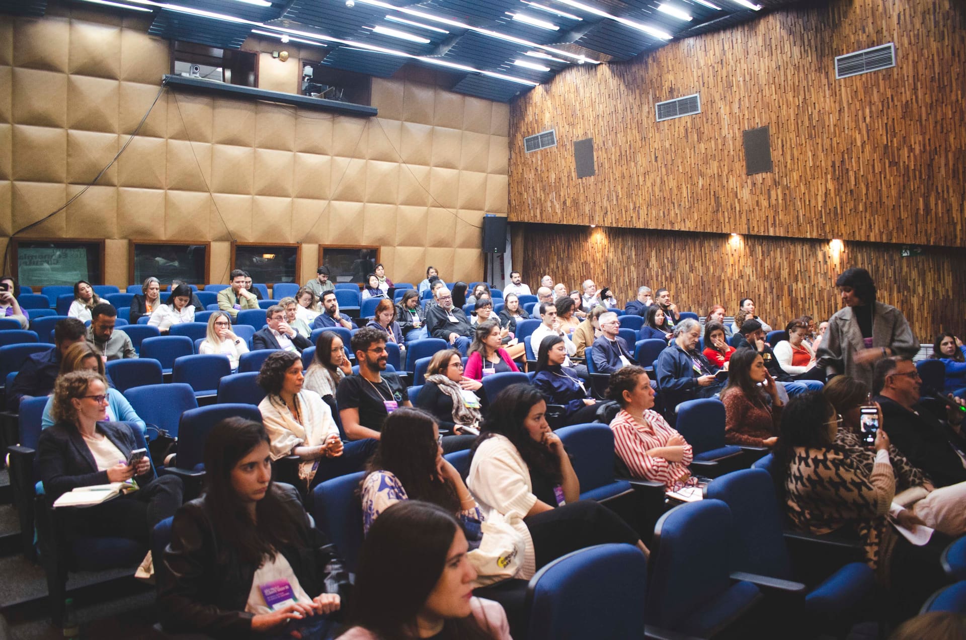 Auditório cheio durante uma sessão do Fórum de Economia Circular.